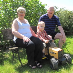 _papi mamie tracteur.jpg